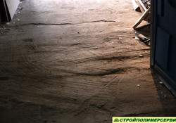  Большие неровности бетонного пола на пандусе автомобильной парковки